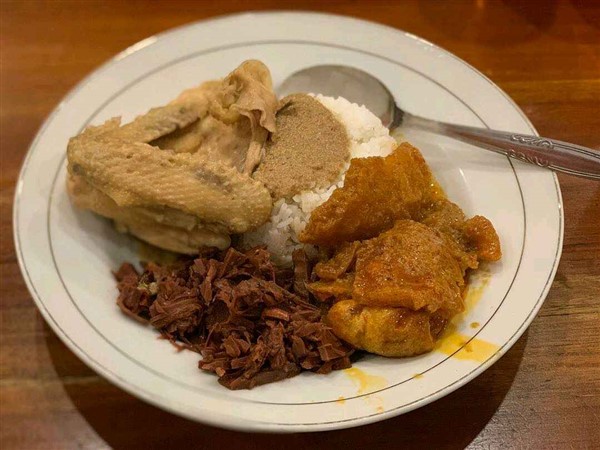 Menikmati Gudeg Sagan